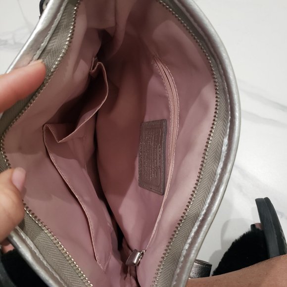 Signature Coach crossbody - Authentic silver - Picture 4 of 5